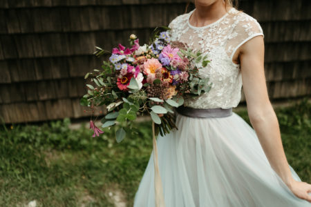 Farebné svadobné šaty